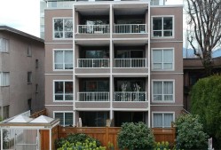 403-985 10th Avenue W Vancouver, BC V5Z 1L9