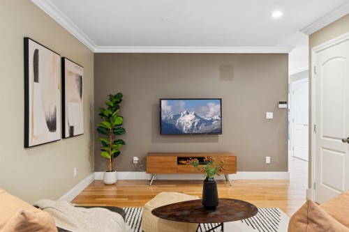 353 5Th Street E, North Vancouver, BC 