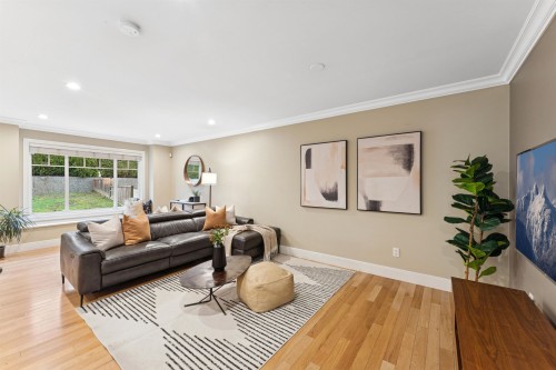 353 5Th Street E, North Vancouver, BC 