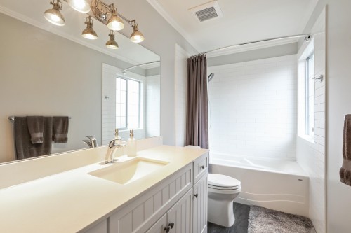 1076 Clements Avenue, North Vancouver, BC 