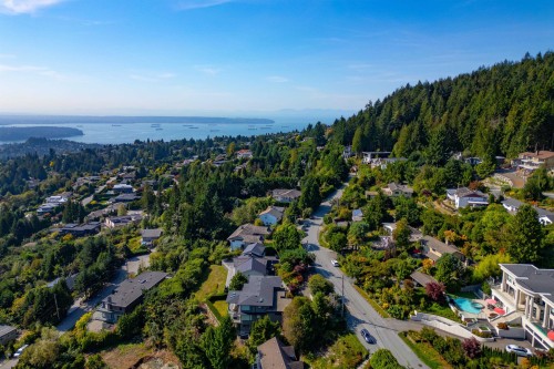 560 Craigmohr Drive, West Vancouver, BC 