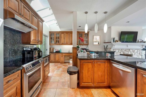 2585 Westhill Way, West Vancouver, BC 