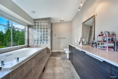 2585 Westhill Way, West Vancouver, BC 