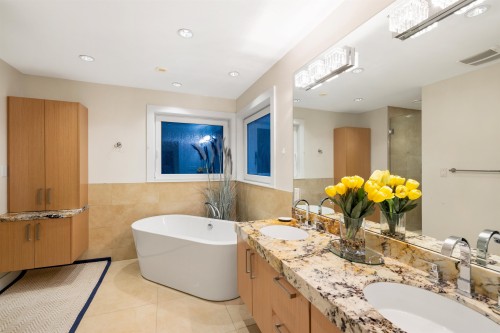 2449 Kings Avenue, West Vancouver, BC 