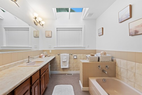 6422 Douglas Street, West Vancouver, BC 