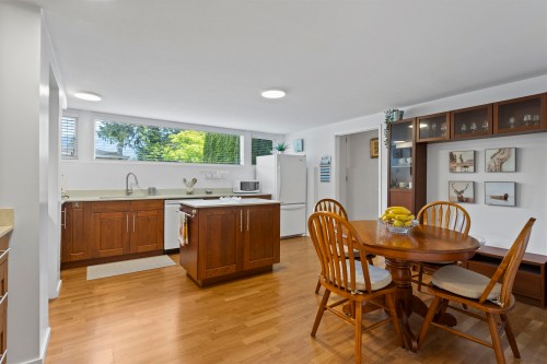 6422 Douglas Street, West Vancouver, BC 