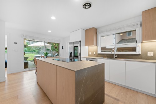 6422 Douglas Street, West Vancouver, BC 