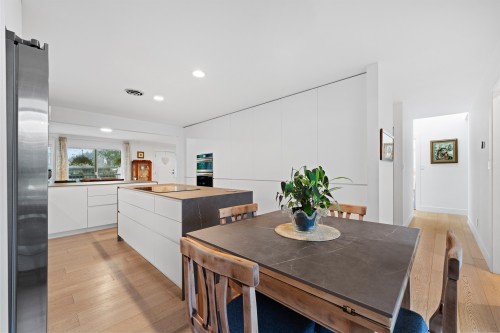 6422 Douglas Street, West Vancouver, BC 