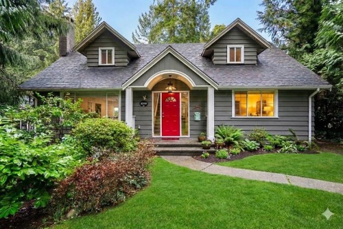 2266 Swinburne Avenue  North Vancouver, BC V7H 1L1