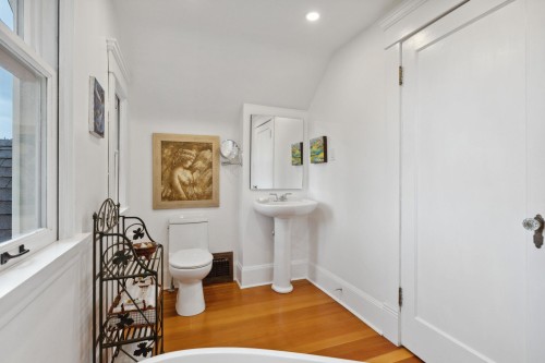 349 24Th Street E, North Vancouver, BC 