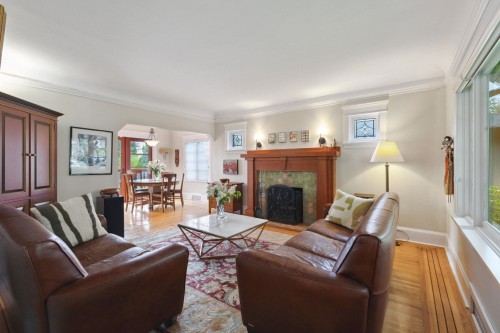 349 24Th Street E, North Vancouver, BC 