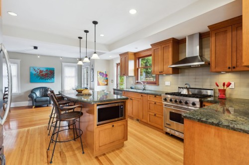 349 24Th Street E, North Vancouver, BC 