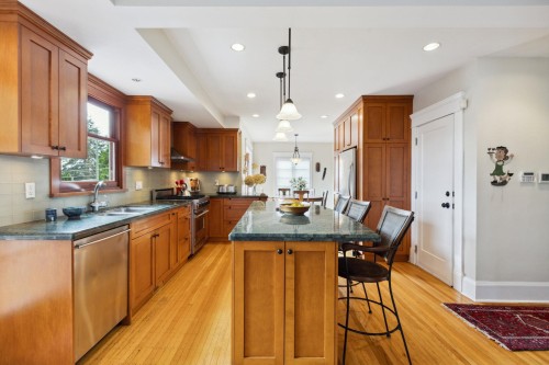 349 24Th Street E, North Vancouver, BC 