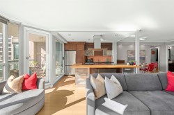 1201-888 Hamilton Avenue  Vancouver, BC V6B 5W4