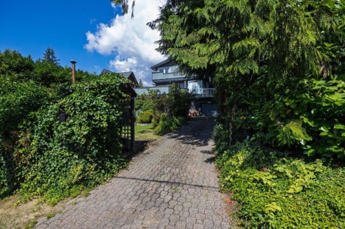 368 Kings Road E, North Vancouver, BC 
