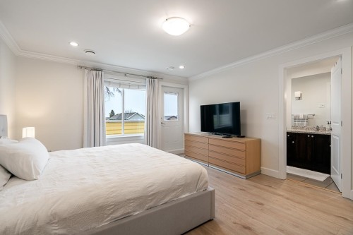 359 13Th Street E, North Vancouver, BC 