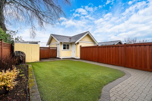 359 13Th Street E, North Vancouver, BC 