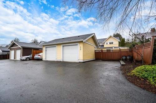 359 13Th Street E, North Vancouver, BC 