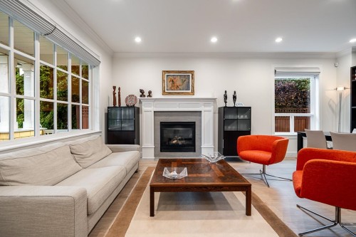 359 13Th Street E, North Vancouver, BC 