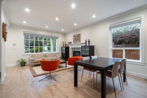 359 13Th Street E, North Vancouver, BC 