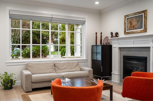 359 13Th Street E, North Vancouver, BC 