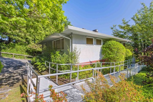 2575 Queens Avenue, West Vancouver, BC 