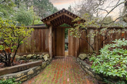 5817 Eagle Island, West Vancouver, BC 