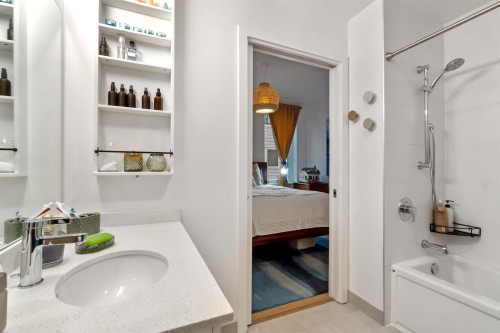 403-2137 Chesterfield Avenue, North Vancouver, BC 