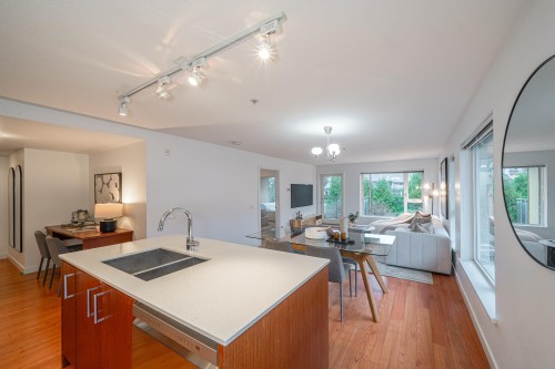 416-221 3Rd Street E, North Vancouver, BC 