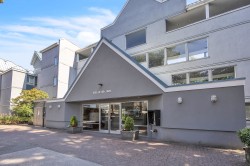 28-1345 4th Avenue W Vancouver, BC V6H 3Y8