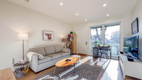 338 5Th Street E, North Vancouver, BC 