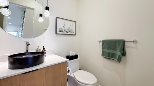 338 5Th Street E, North Vancouver, BC 