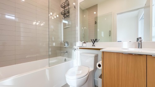 338 5Th Street E, North Vancouver, BC 