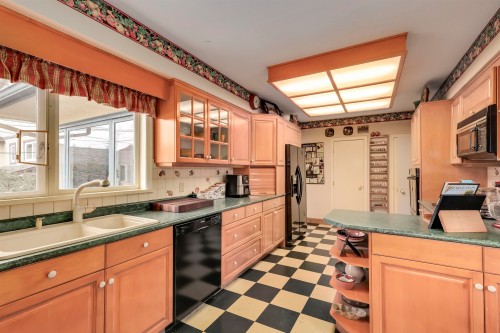 936 37Th Avenue W, Vancouver, BC 