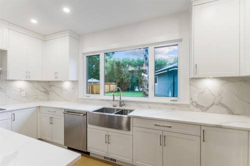 4085 Marine Drive Sw, Vancouver, BC 