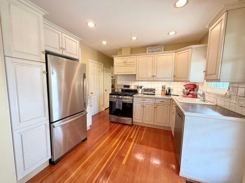 680 Thompson Avenue, Coquitlam, BC 