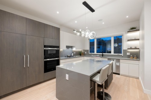 838 14Th Street E, North Vancouver, BC 