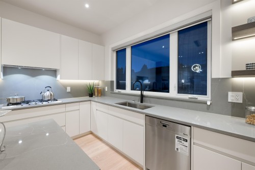 838 14Th Street E, North Vancouver, BC 