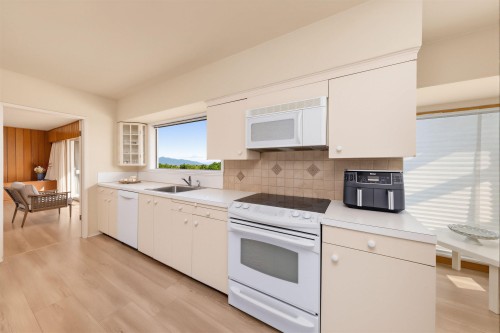 875 Eyremount Drive, West Vancouver, BC 