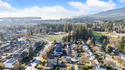 253 18Th Street W, North Vancouver, BC 