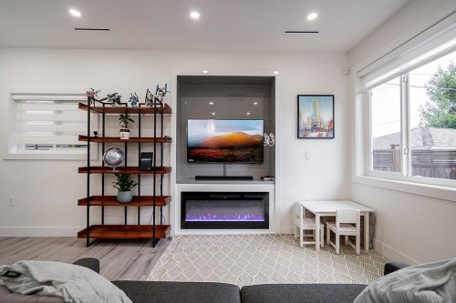 #2-4675 Canada Way, Burnaby, BC 