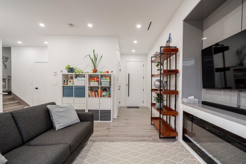 #2-4675 Canada Way, Burnaby, BC 