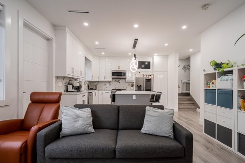 #2-4675 Canada Way, Burnaby, BC 