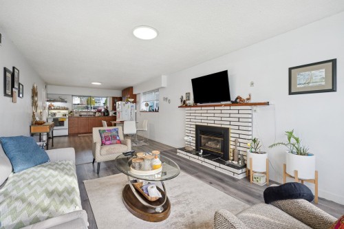 328 18Th Street E, North Vancouver, BC 