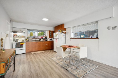 328 18Th Street E, North Vancouver, BC 
