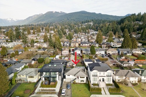 328 18Th Street E, North Vancouver, BC 