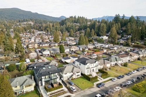 328 18Th Street E, North Vancouver, BC 