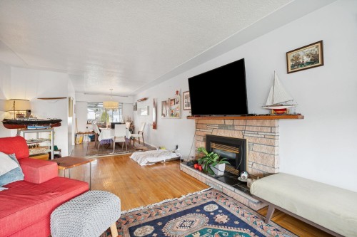 328 18Th Street E, North Vancouver, BC 