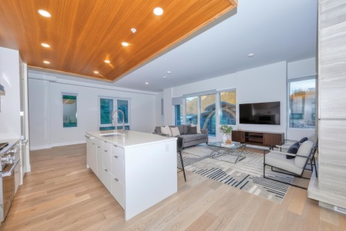 201-6707 Nelson Avenue, West Vancouver, BC 