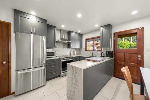 7656 Mckay Avenue, Burnaby, BC 